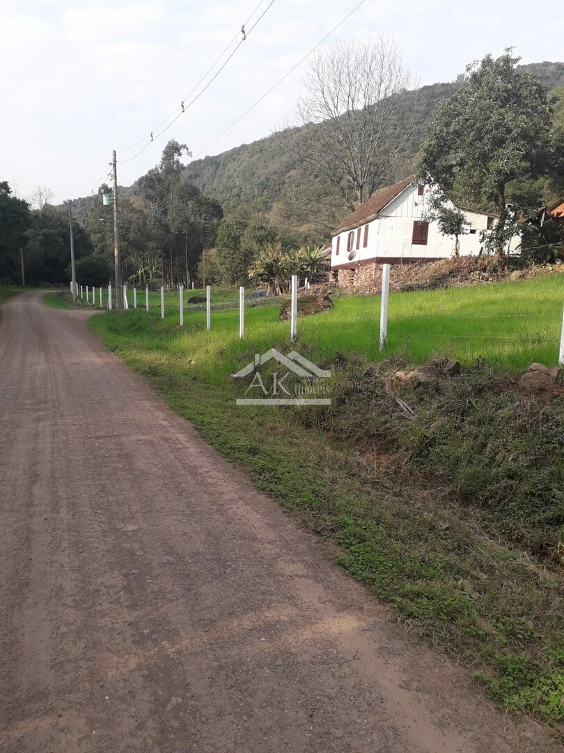 Sítio com casa Enxaimel, açude e riacho às venda em Picada Café na Serra Gaúcha