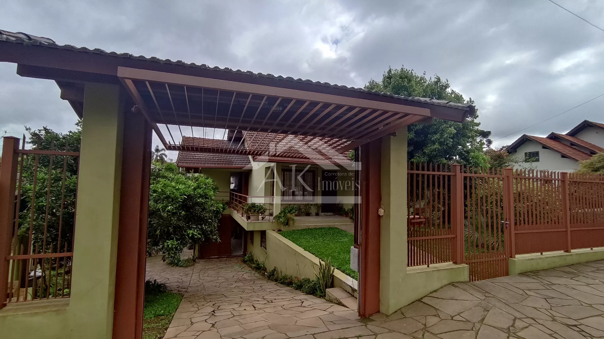 Casa mobiliada, de dois pavimentos, à venda em Nova Petrópolis na Serra Gaúcha!