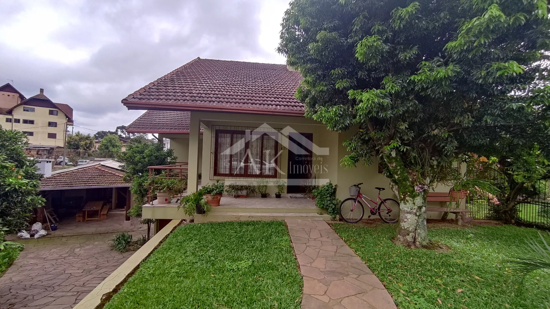 Casa mobiliada, de dois pavimentos, à venda em Nova Petrópolis na Serra Gaúcha!