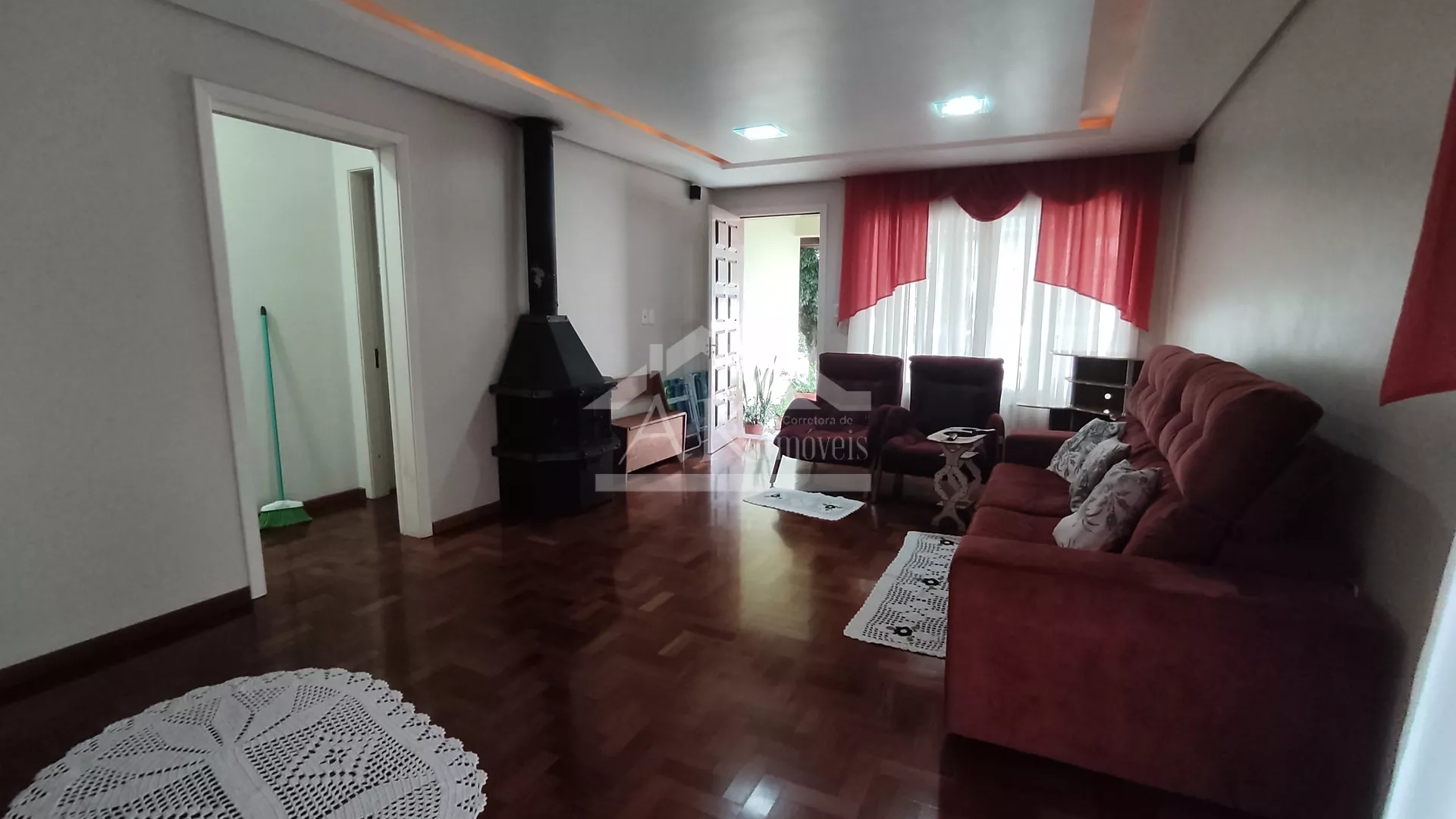 Casa mobiliada, de dois pavimentos, à venda em Nova Petrópolis na Serra Gaúcha!