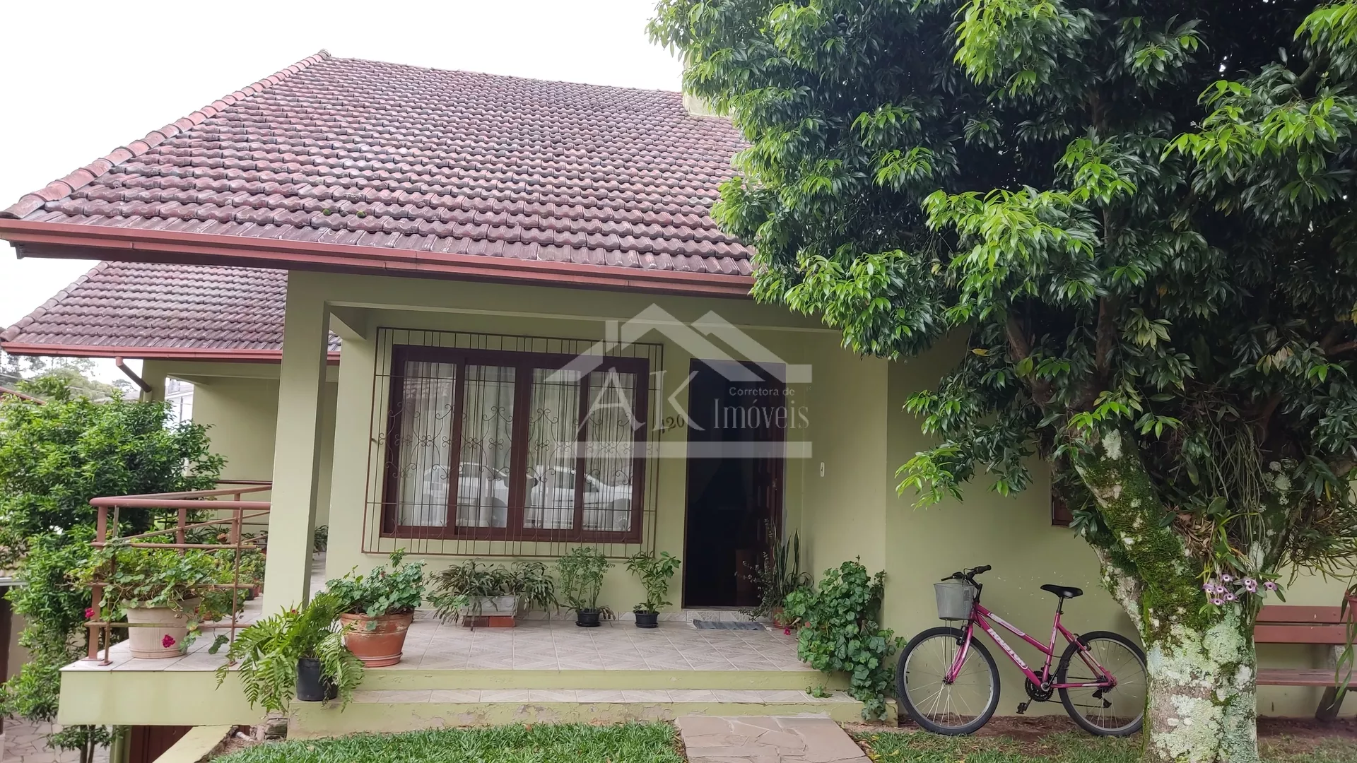 Casa mobiliada, de dois pavimentos, à venda em Nova Petrópolis na Serra Gaúcha!