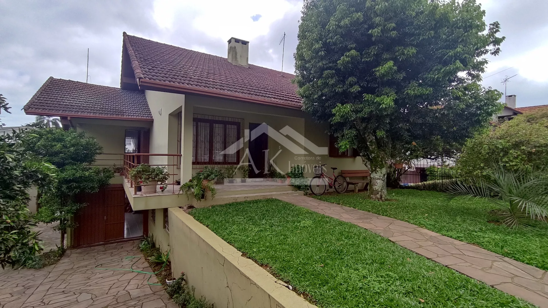 Casa mobiliada, de dois pavimentos, à venda em Nova Petrópolis na Serra Gaúcha!