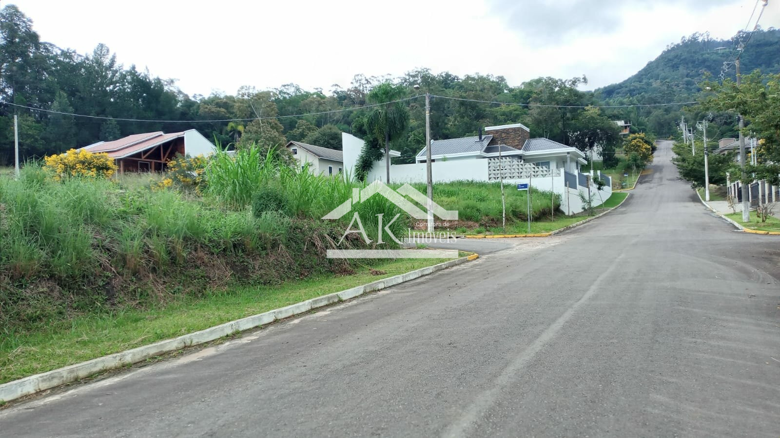Terreno de esquina a venda em ótimo loteamento de Picada Café, na Serra Gaúcha