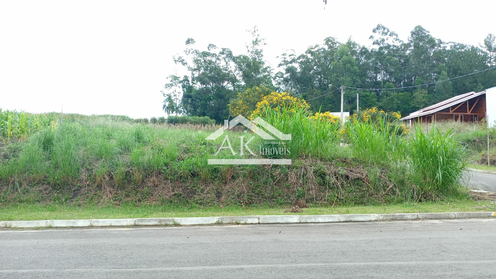 Terreno de esquina a venda em ótimo loteamento de Picada Café, na Serra Gaúcha