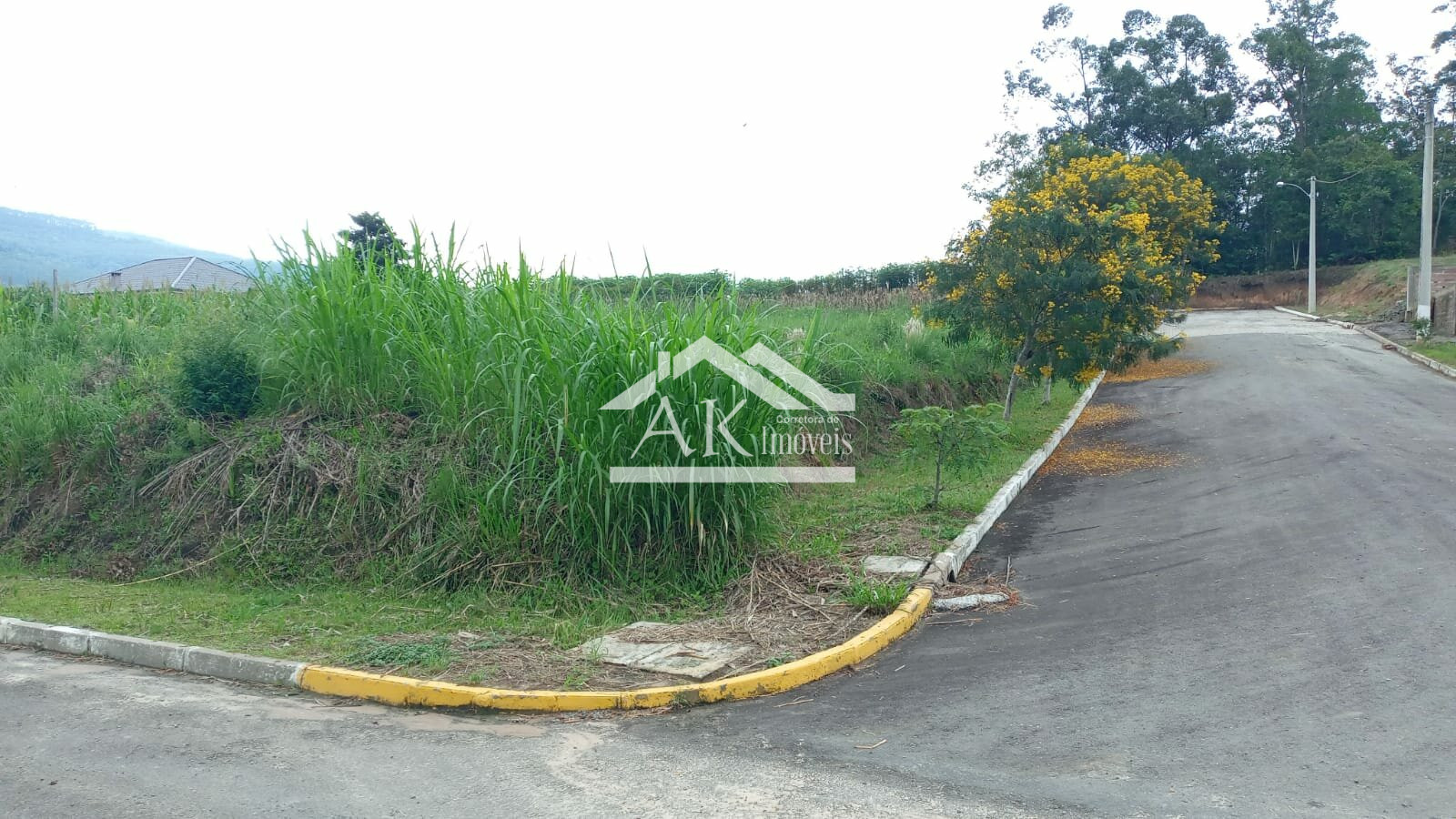 Terreno de esquina a venda em ótimo loteamento de Picada Café, na Serra Gaúcha
