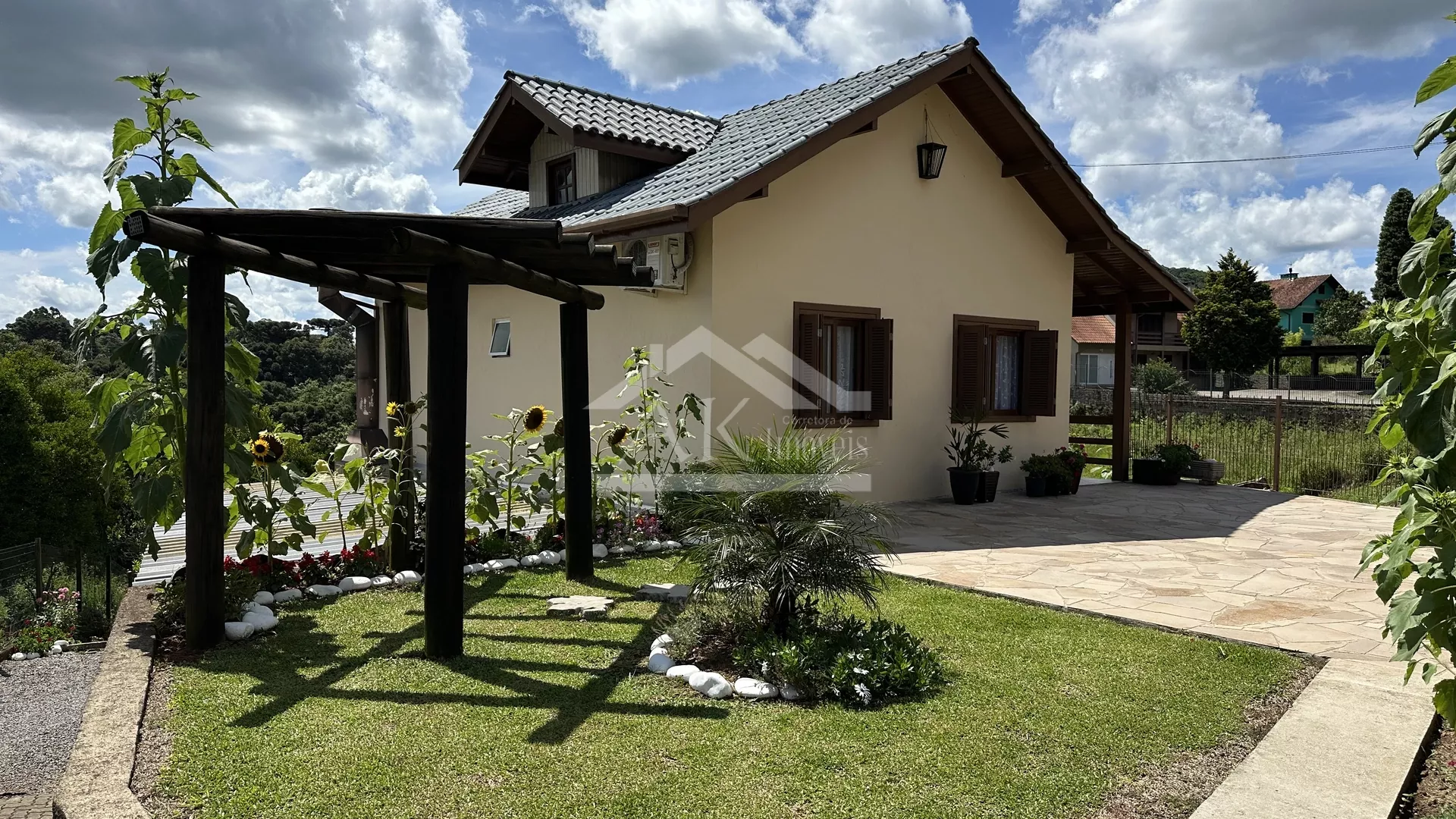 Belíssima casa de dois pavimentos, à venda em Nova Petrópolis na Serra Gaúcha