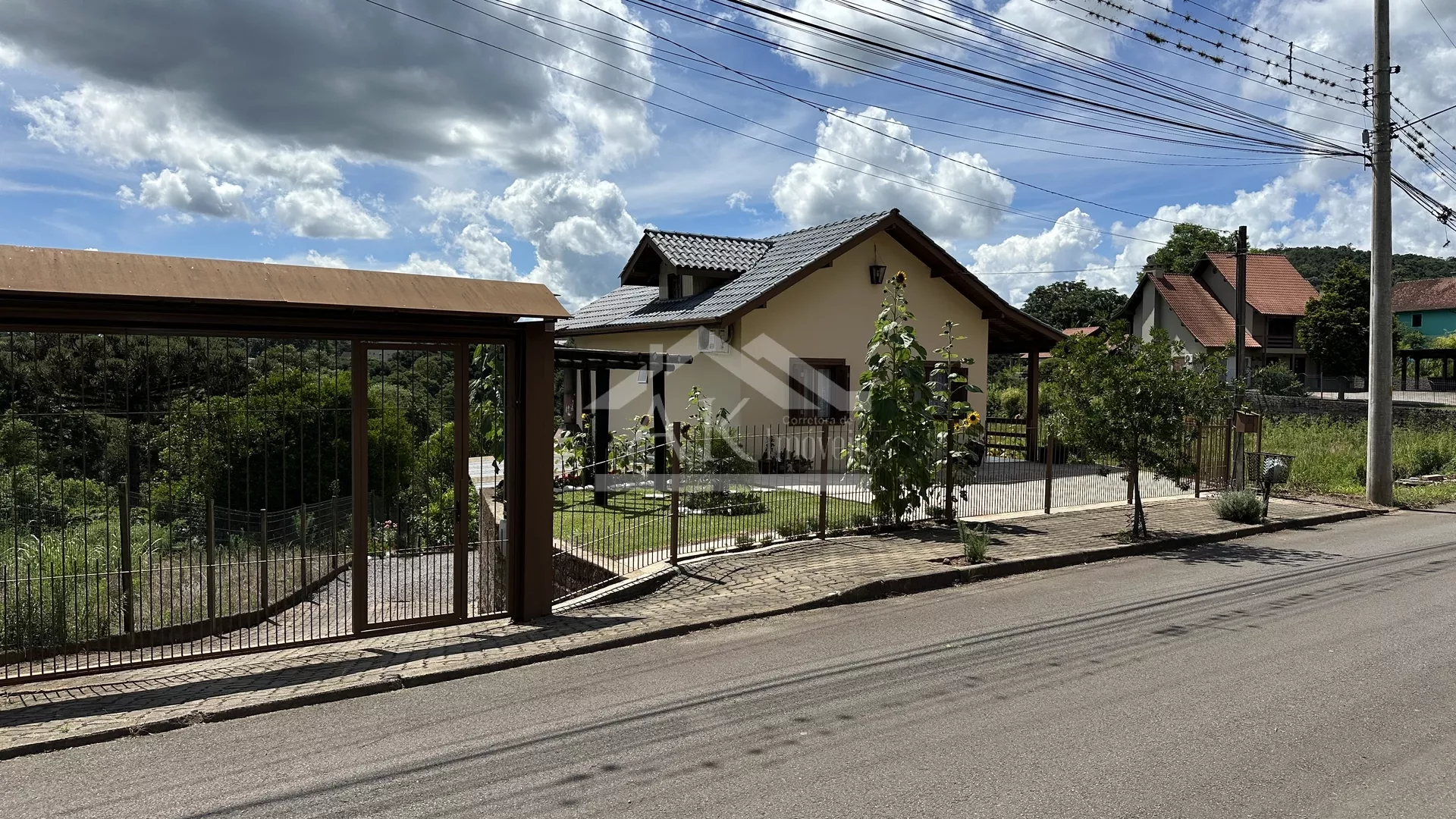 Belíssima casa de dois pavimentos, à venda em Nova Petrópolis na Serra Gaúcha