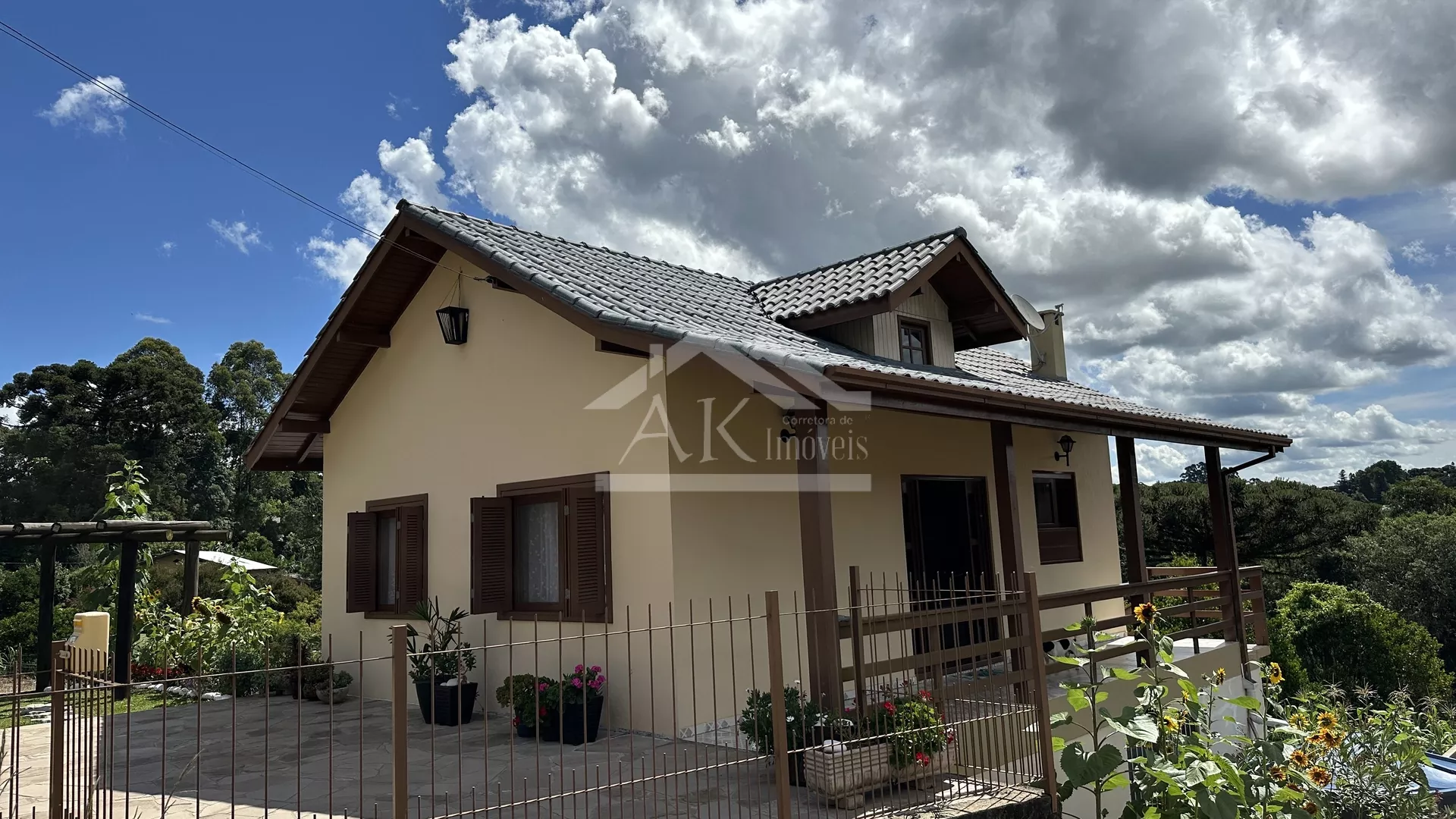 Belíssima casa de dois pavimentos, à venda em Nova Petrópolis na Serra Gaúcha