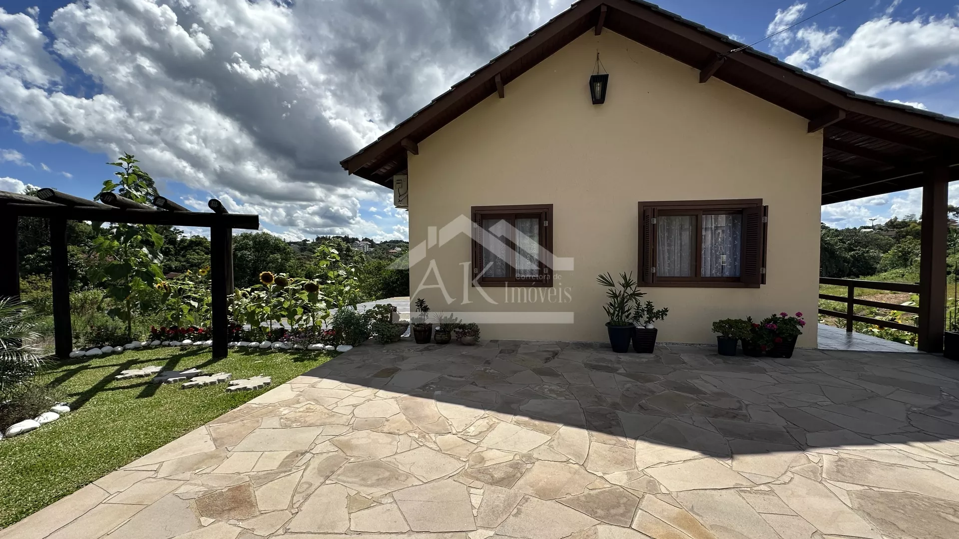 Belíssima casa de dois pavimentos, à venda em Nova Petrópolis na Serra Gaúcha