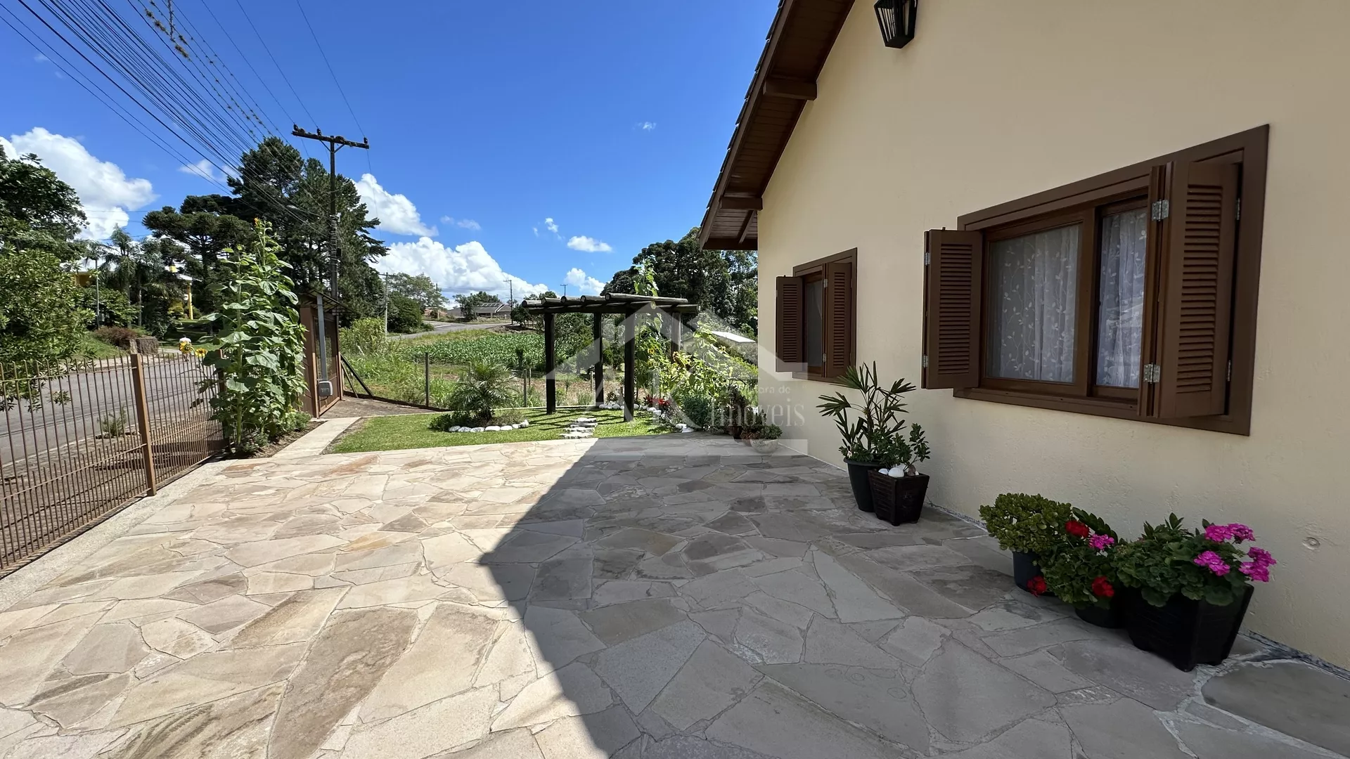 Belíssima casa de dois pavimentos, à venda em Nova Petrópolis na Serra Gaúcha