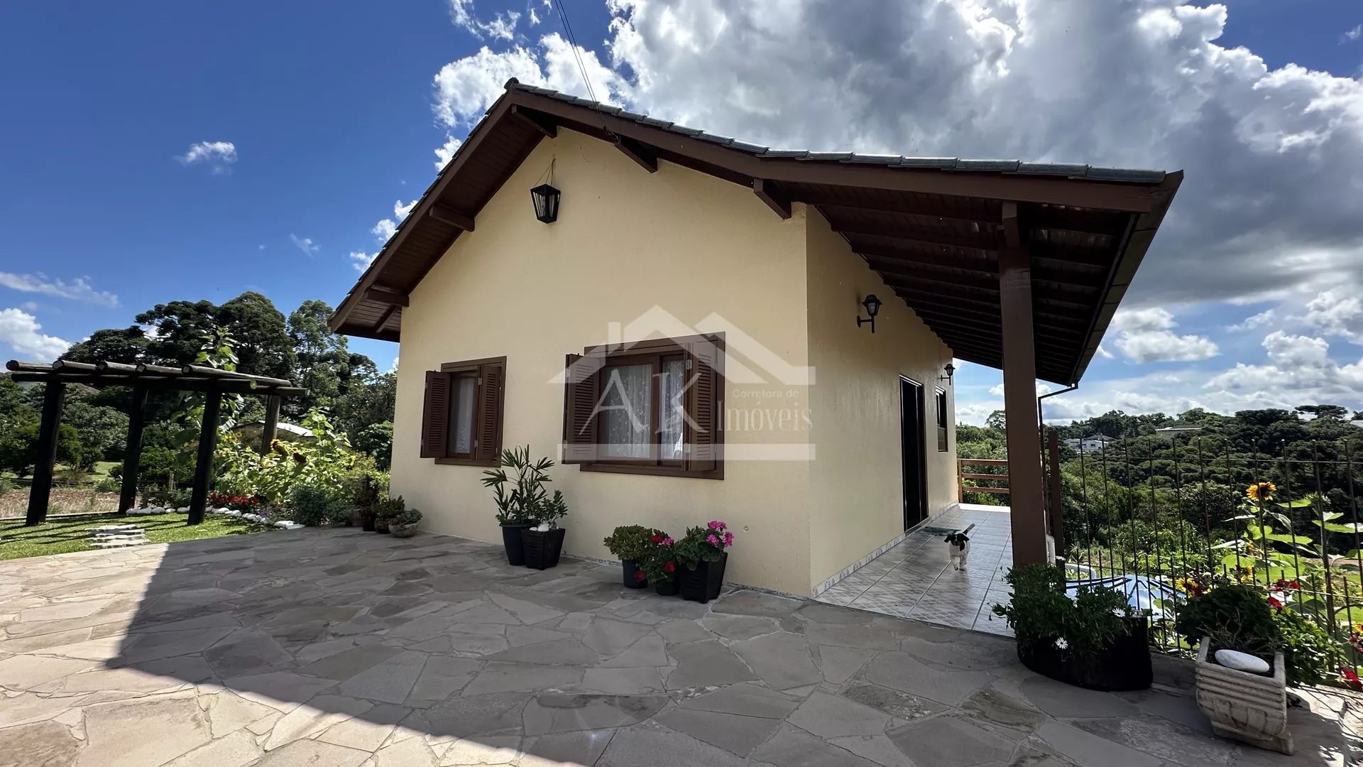 Belíssima casa de dois pavimentos, à venda em Nova Petrópolis na Serra Gaúcha