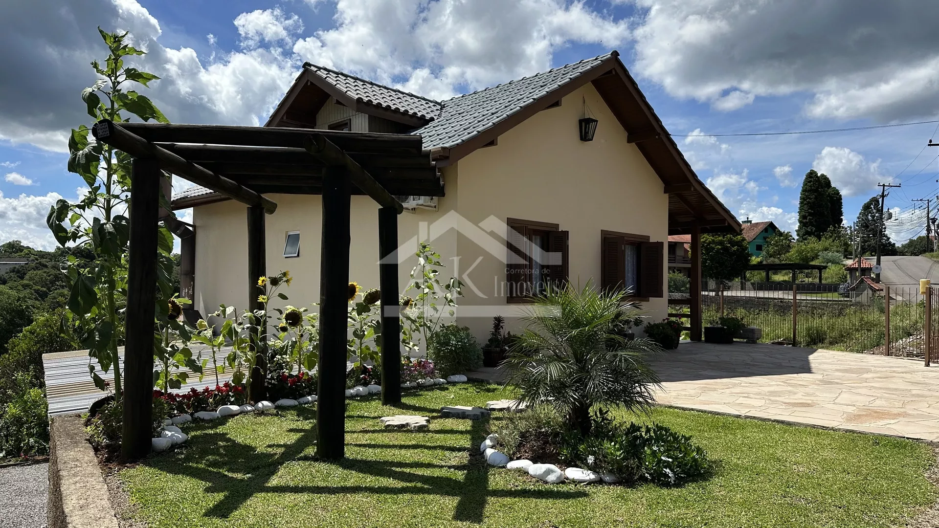 Belíssima casa de dois pavimentos, à venda em Nova Petrópolis na Serra Gaúcha