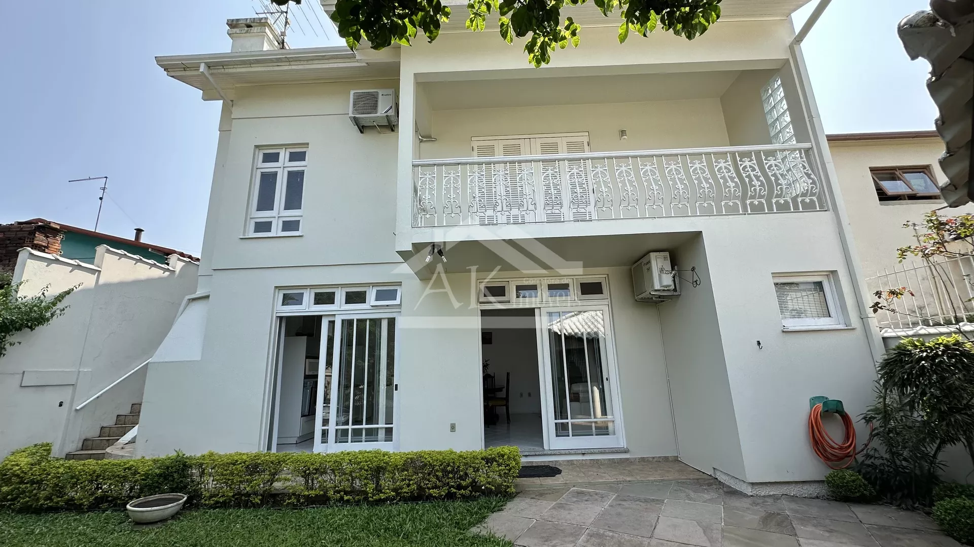 Duas casas sobre amplo terreno à venda em Dois Irmãos - RS