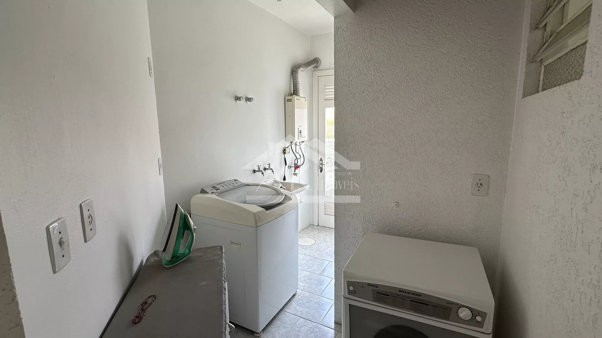 Duas casas sobre amplo terreno à venda em Dois Irmãos - RS