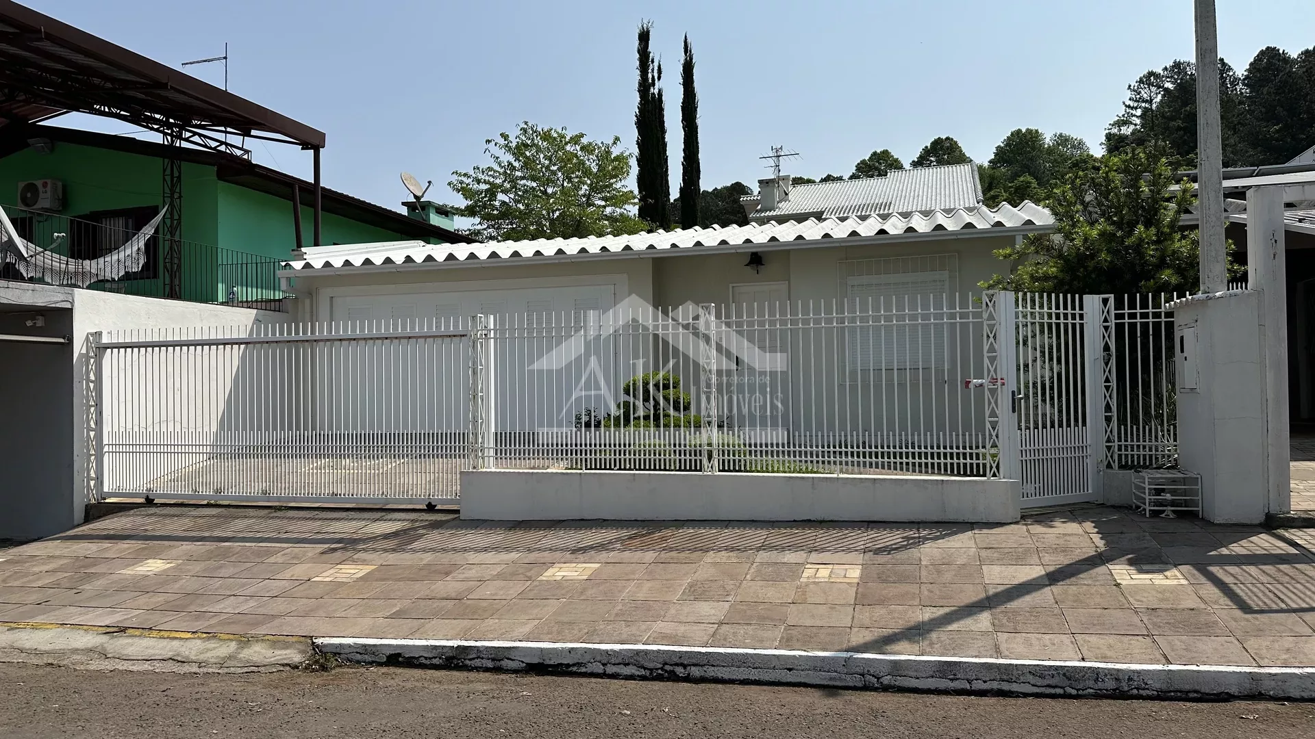 Duas casas sobre amplo terreno à venda em Dois Irmãos - RS