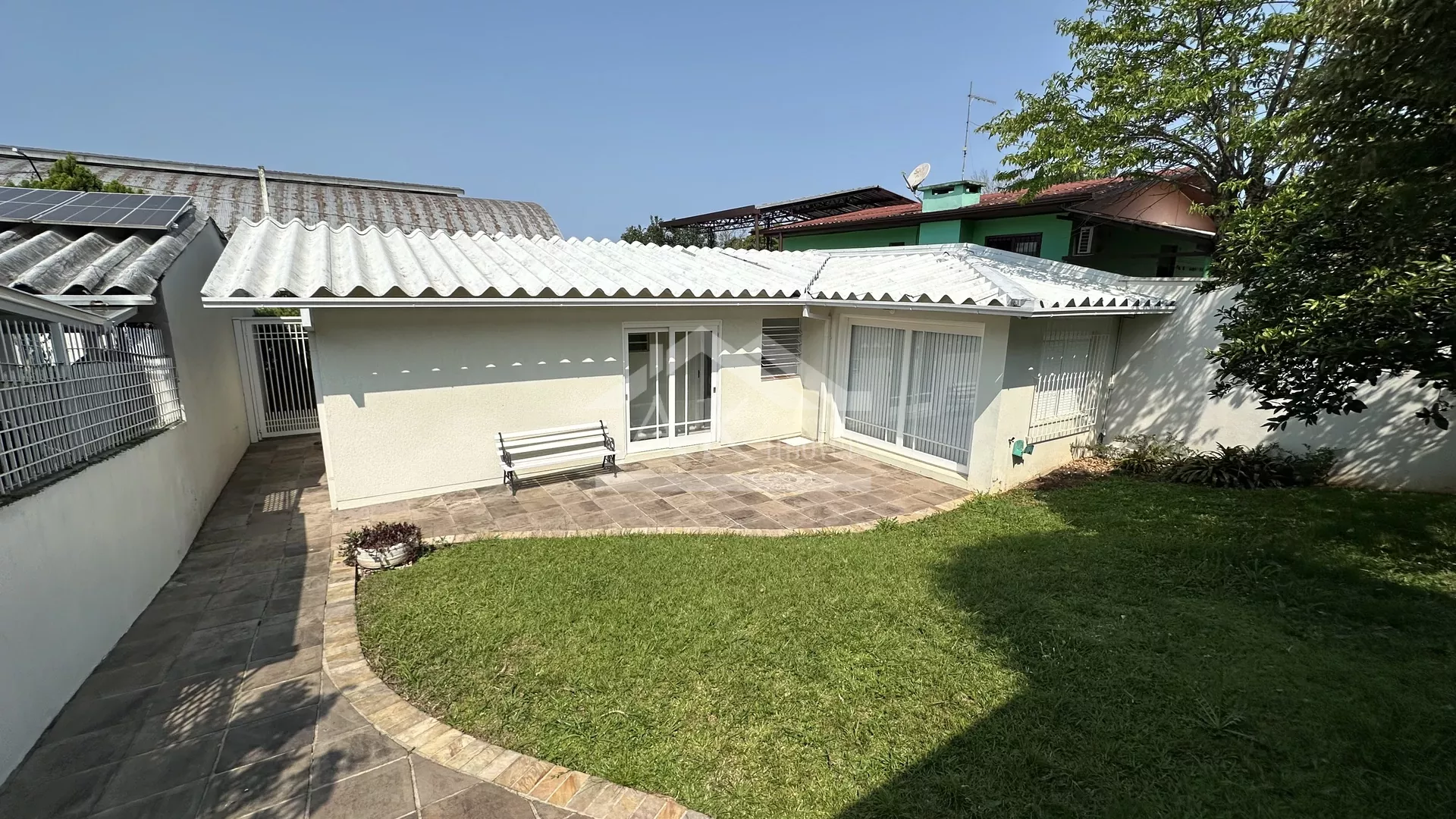 Duas casas sobre amplo terreno à venda em Dois Irmãos - RS