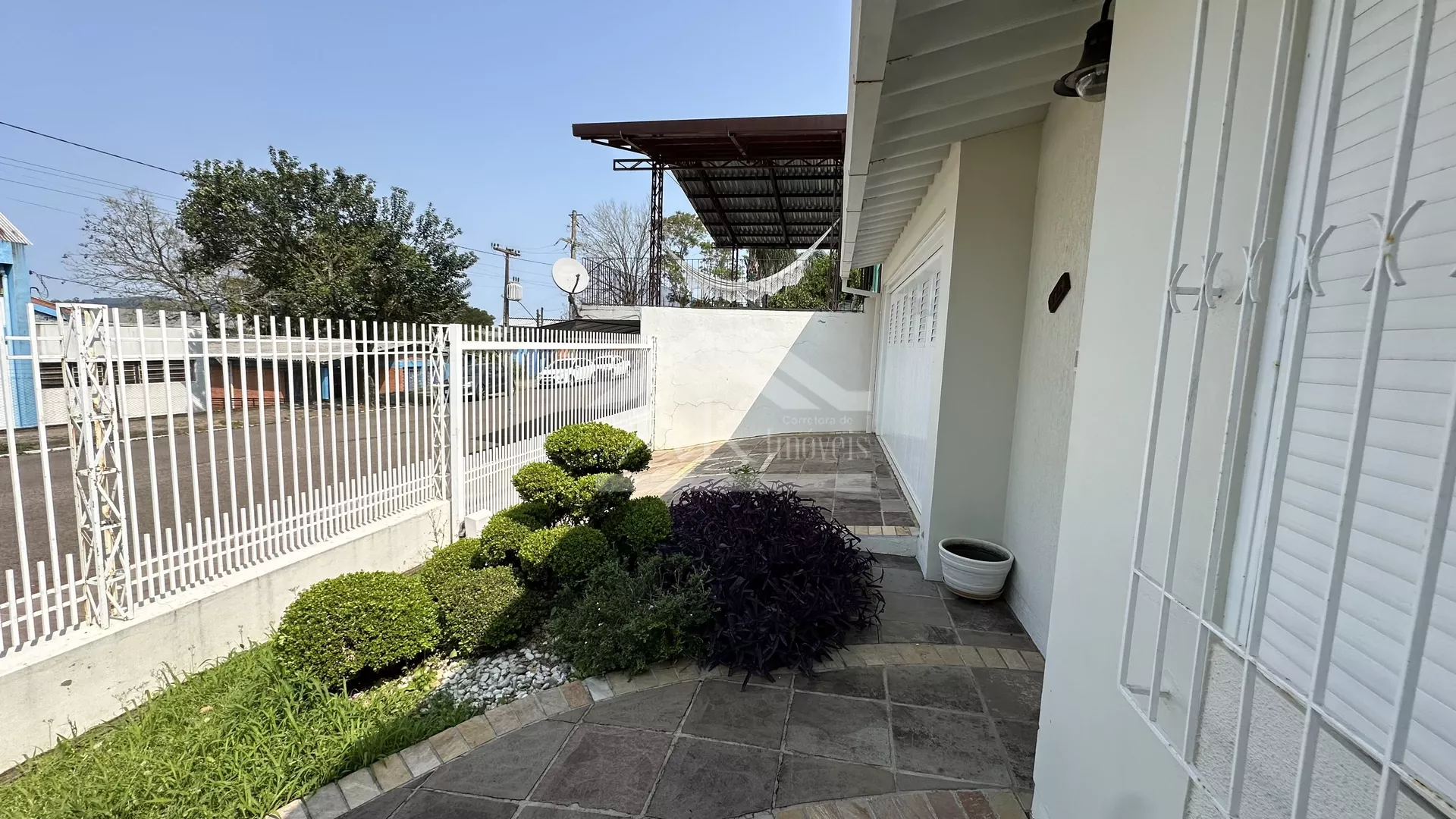Duas casas sobre amplo terreno à venda em Dois Irmãos - RS