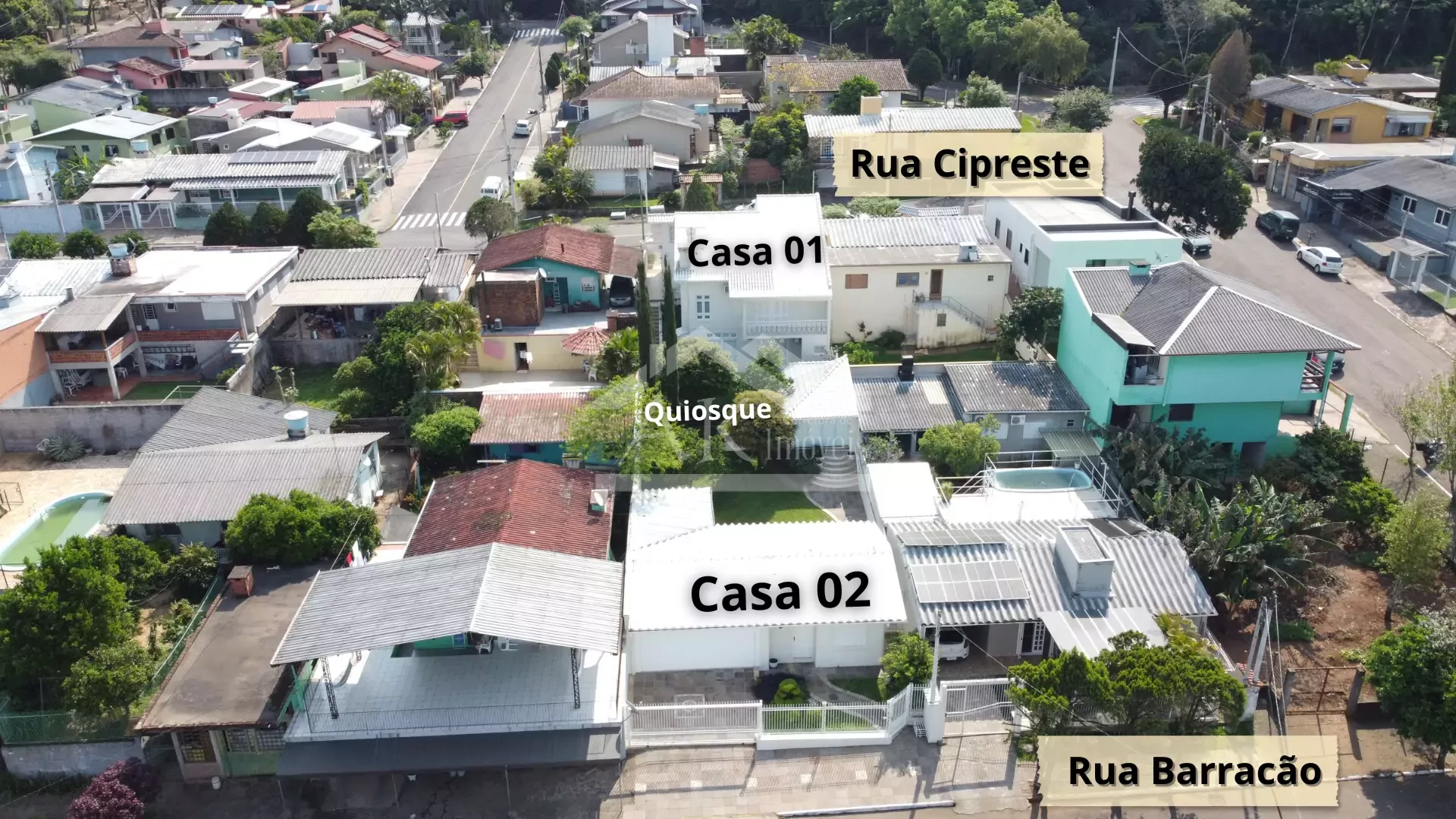 Duas casas sobre amplo terreno à venda em Dois Irmãos - RS