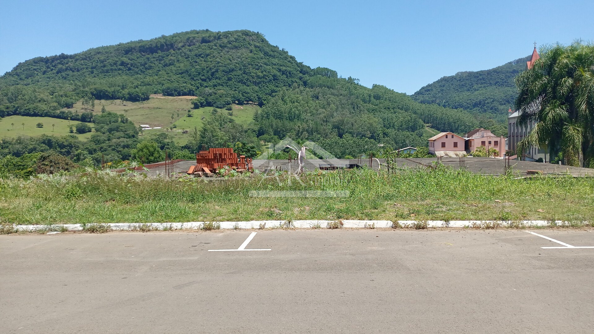 Amplo terreno com projeto comercial/residencial a venda em Picada Café na Serra Gaúcha