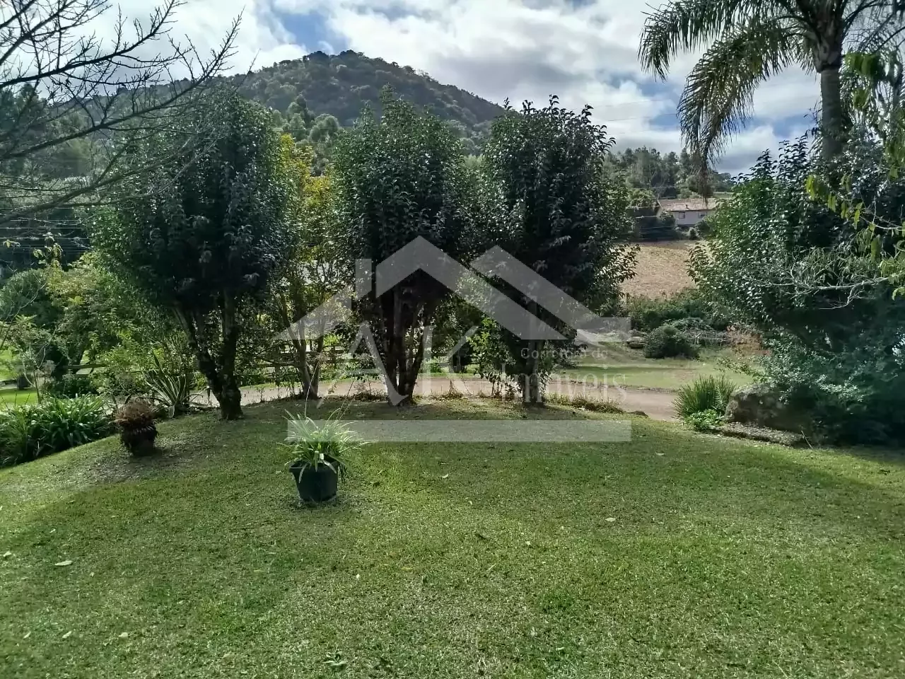 Casa com amplo terreno à venda no bairro Pinhal Alto em Nova Petrópolis