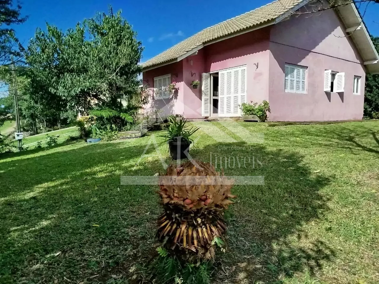 Casa com amplo terreno à venda no bairro Pinhal Alto em Nova Petrópolis