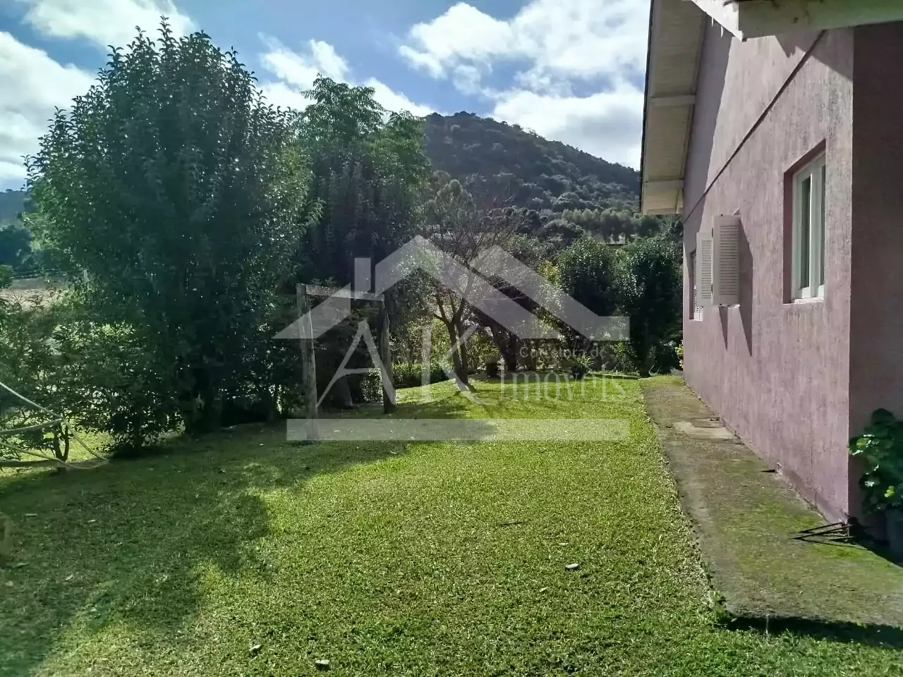 Casa com amplo terreno à venda no bairro Pinhal Alto em Nova Petrópolis