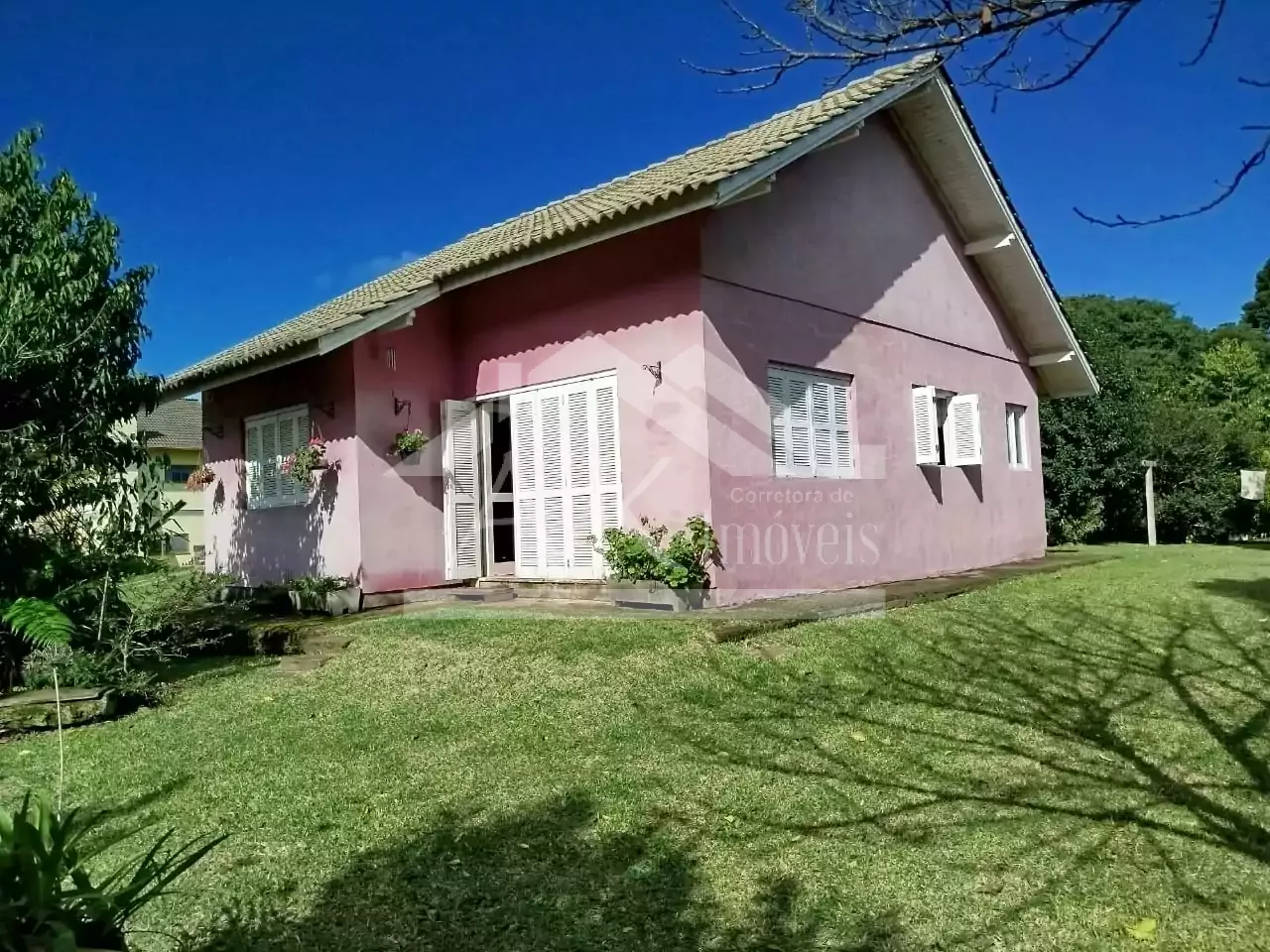 Casa com amplo terreno à venda no bairro Pinhal Alto em Nova Petrópolis