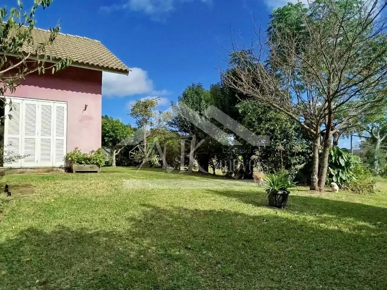 Casa com amplo terreno à venda no bairro Pinhal Alto em Nova Petrópolis