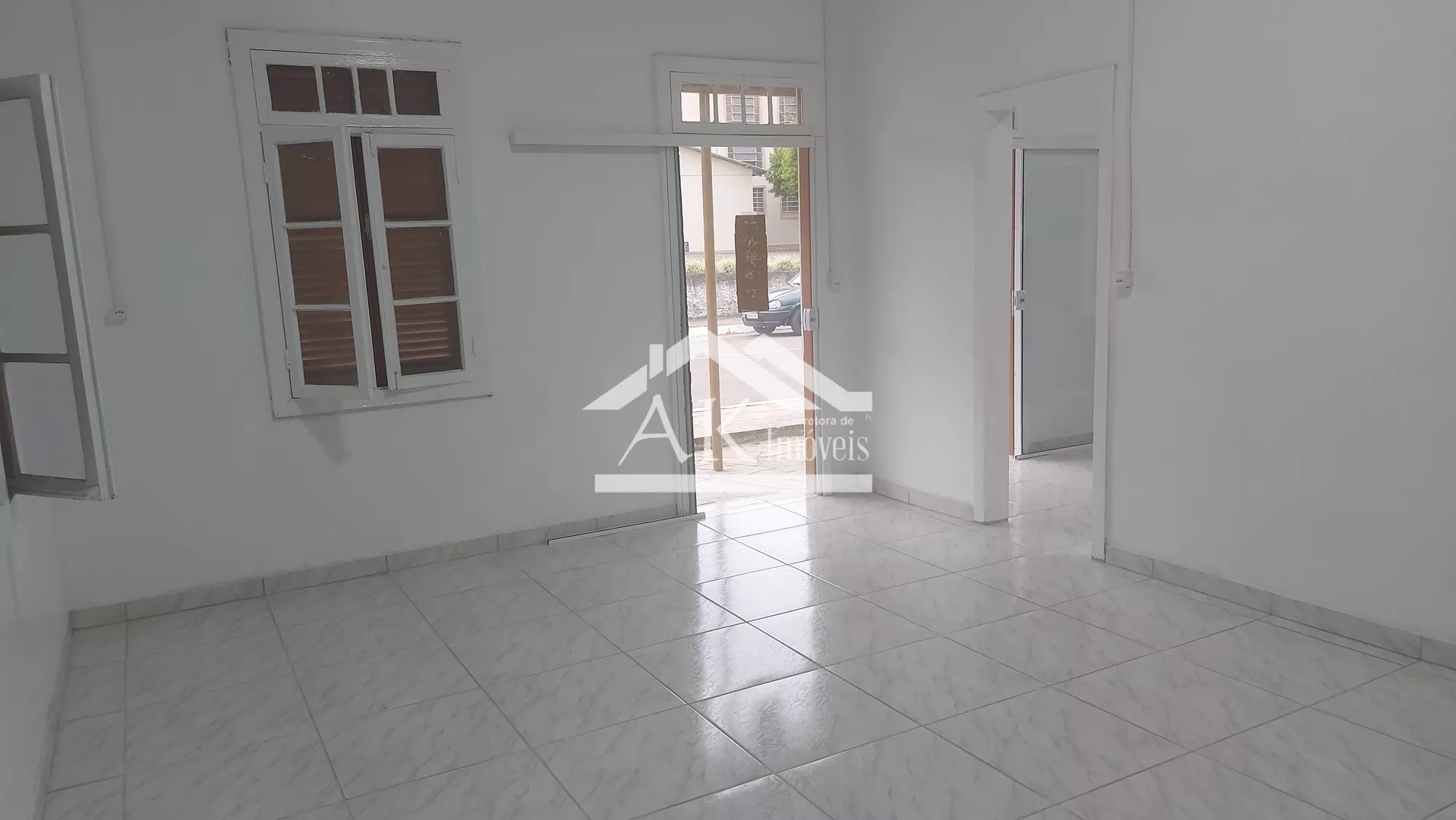 Ampla sala comercial, localizada no bairro Joaneta, em Picada Café, na Serra Gaúcha.