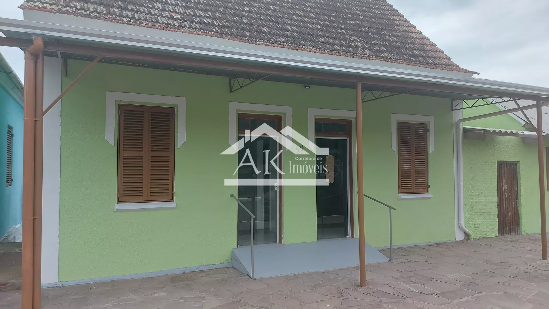 Ampla sala comercial, localizada no bairro Joaneta, em Picada Café, na Serra Gaúcha.