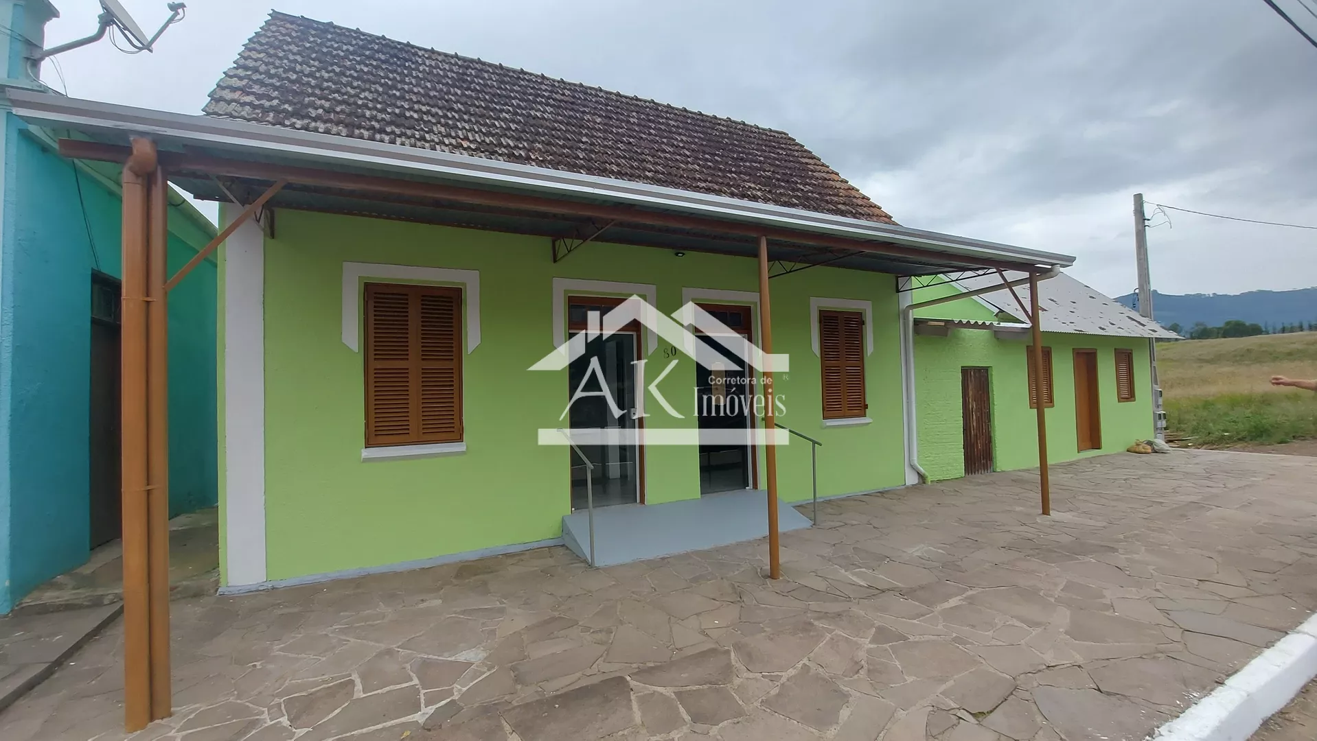 Ampla sala comercial, localizada no bairro Joaneta, em Picada Café, na Serra Gaúcha.