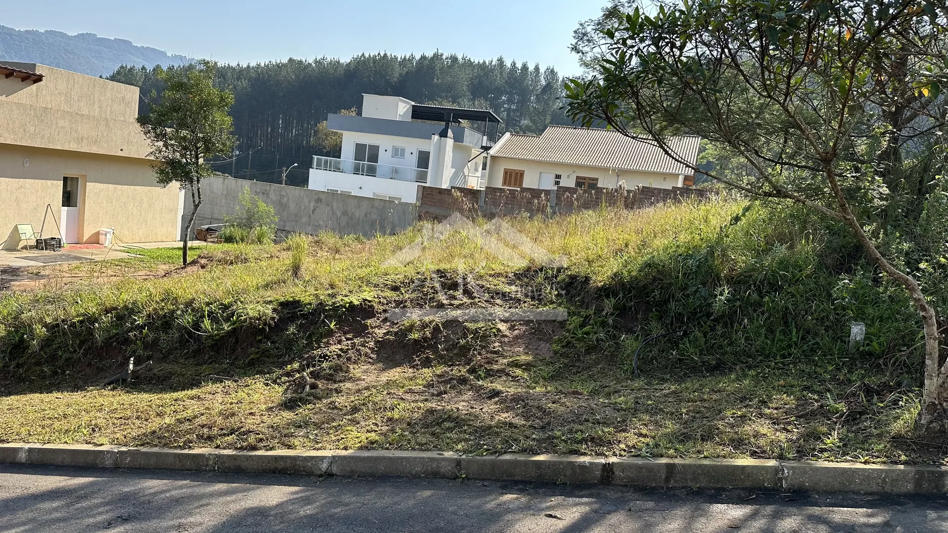 Terreno com declive à venda no Centro da cidade de Picada Café, na Serra Gaúcha