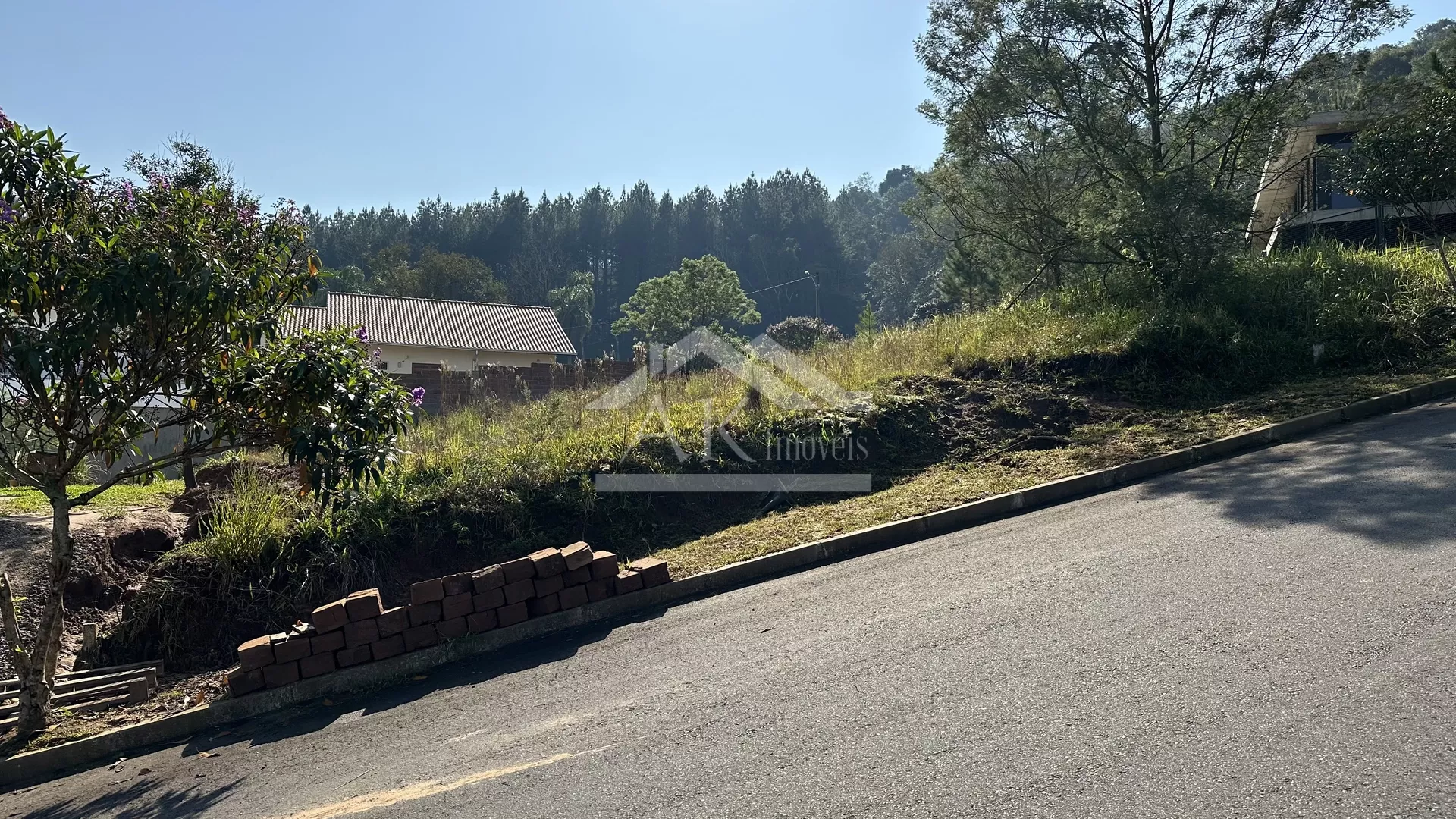 Terreno com declive à venda no Centro da cidade de Picada Café, na Serra Gaúcha