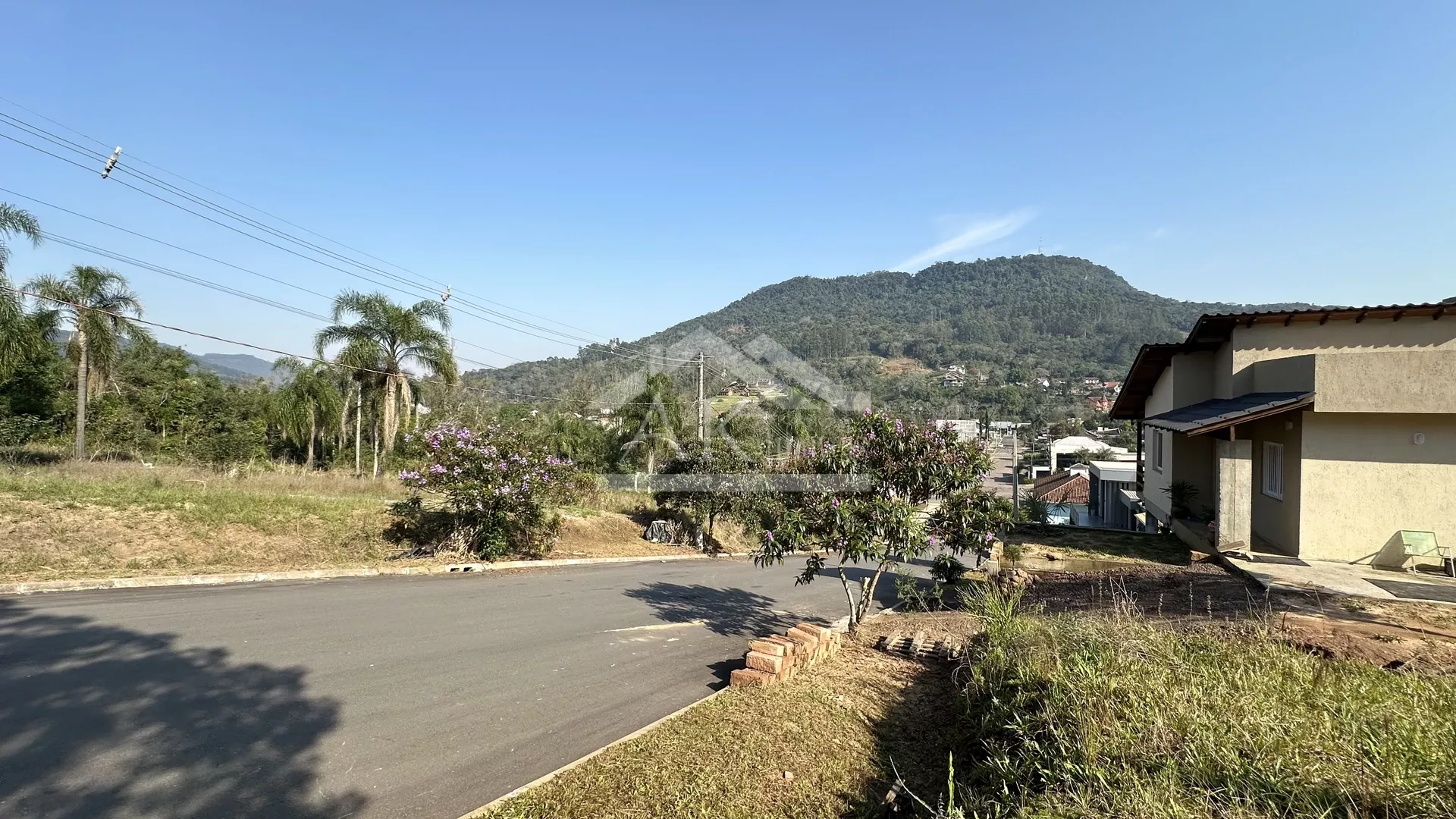 Terreno com declive à venda no Centro da cidade de Picada Café, na Serra Gaúcha