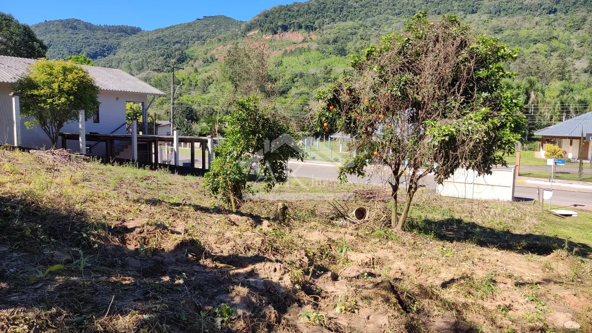 Amplo terreno de esquina à venda na cidade de Picada Café, na Serra Gaúcha