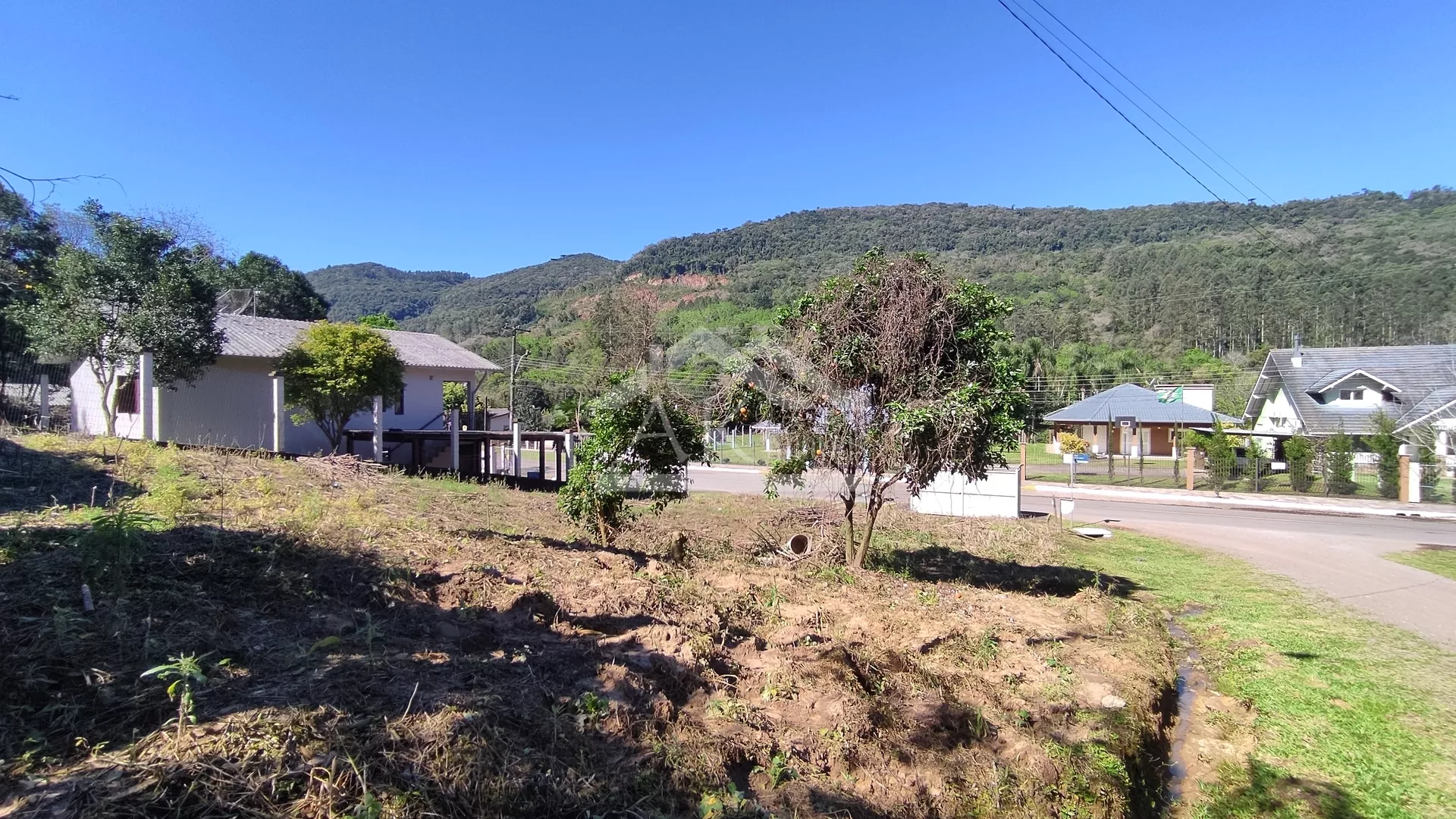 Amplo terreno de esquina à venda na cidade de Picada Café, na Serra Gaúcha