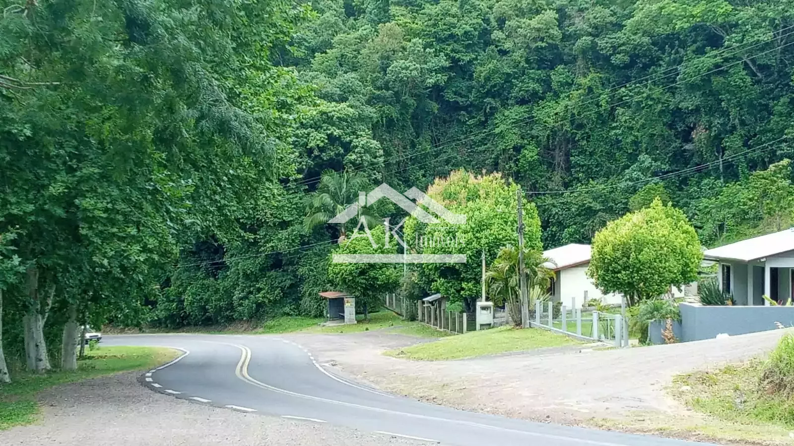 Amplo terreno com vista, às margens da BR 116, à venda em Picada Café, na Serra Gaúcha