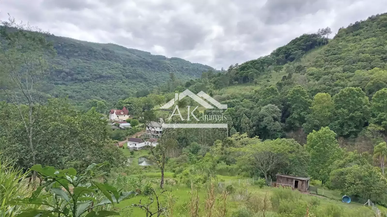 Amplo terreno com vista, às margens da BR 116, à venda em Picada Café, na Serra Gaúcha