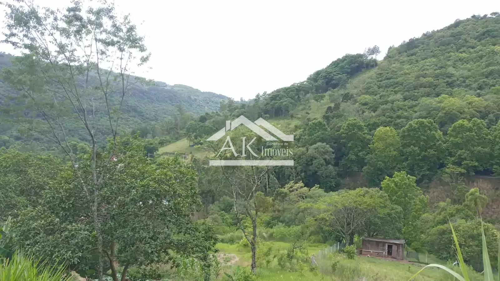 Amplo terreno com vista, às margens da BR 116, à venda em Picada Café, na Serra Gaúcha