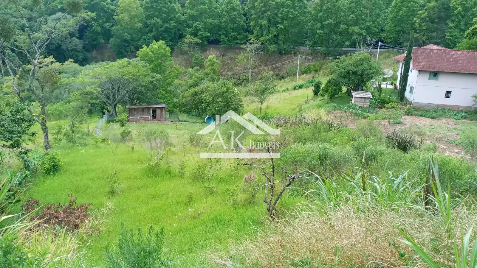 Amplo terreno com vista, às margens da BR 116, à venda em Picada Café, na Serra Gaúcha