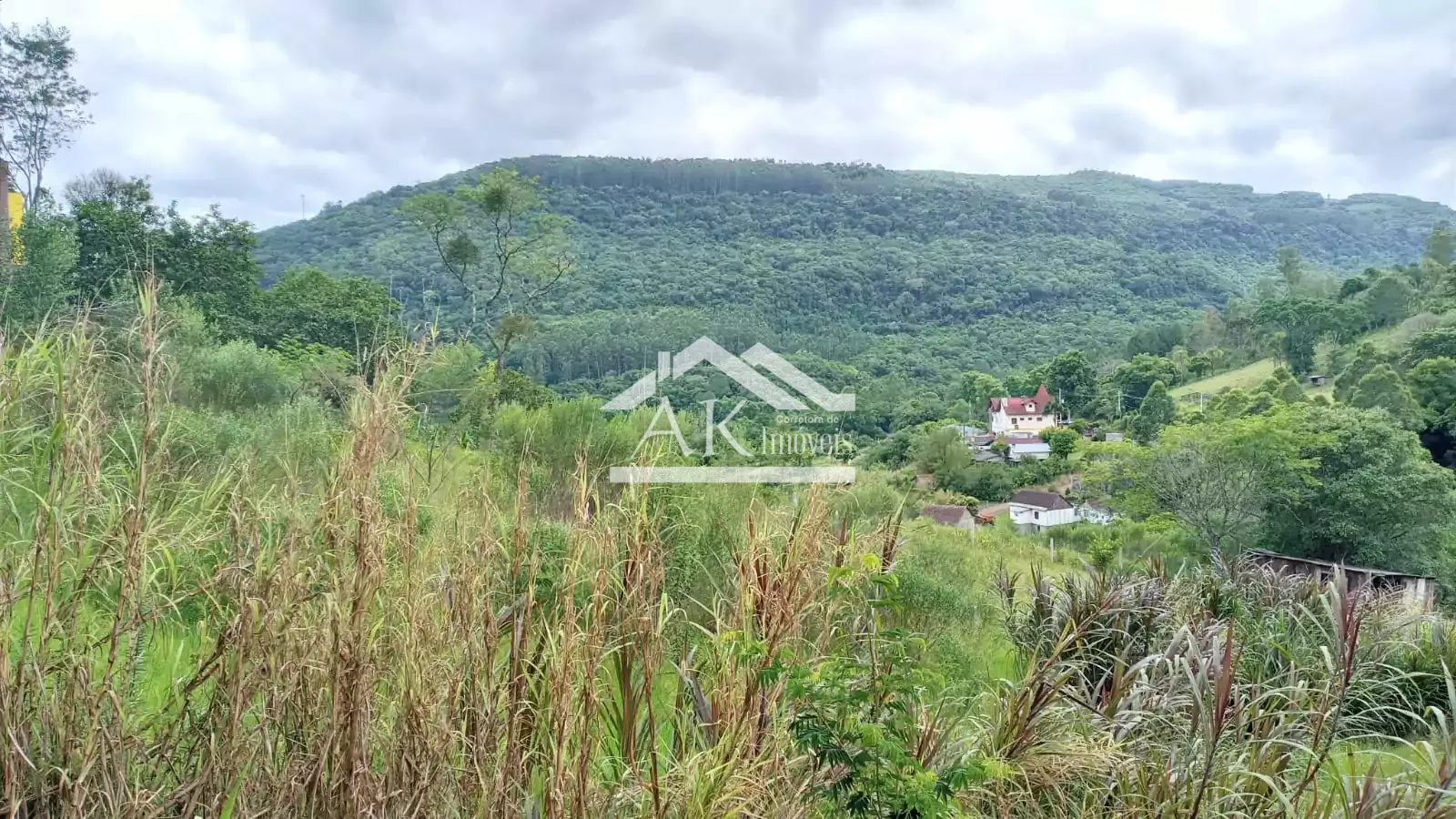 Amplo terreno com vista, às margens da BR 116, à venda em Picada Café, na Serra Gaúcha