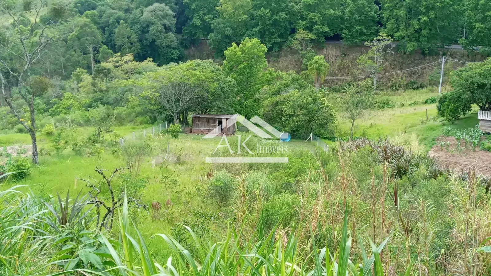 Amplo terreno com vista, às margens da BR 116, à venda em Picada Café, na Serra Gaúcha