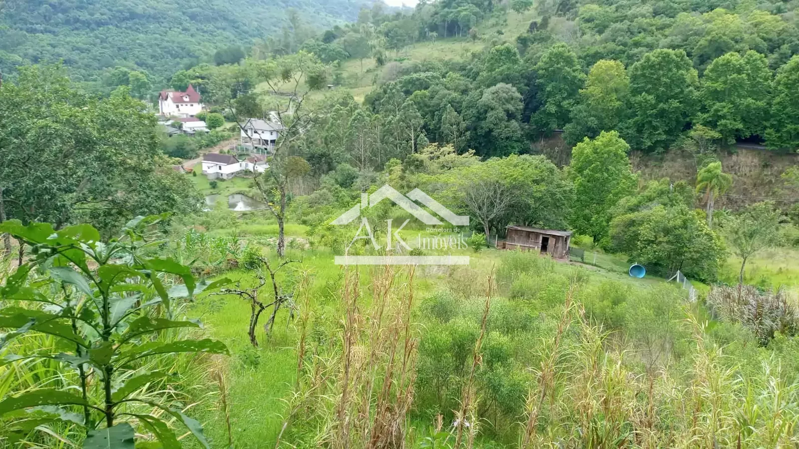 Amplo terreno com vista, às margens da BR 116, à venda em Picada Café, na Serra Gaúcha
