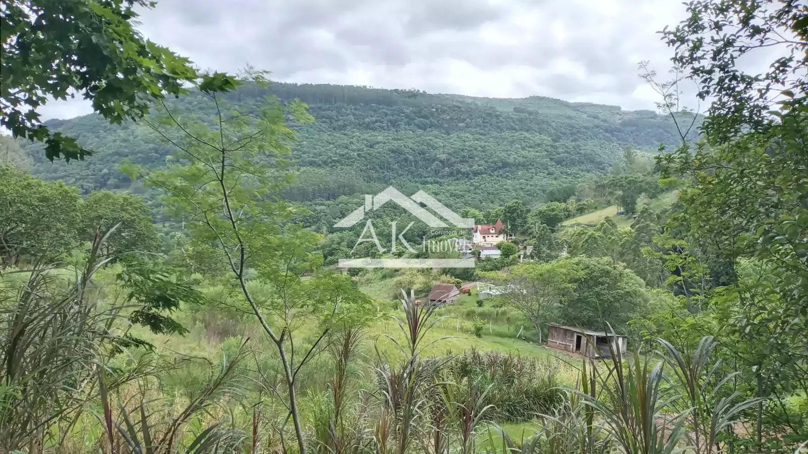 Amplo terreno com vista, às margens da BR 116, à venda em Picada Café, na Serra Gaúcha