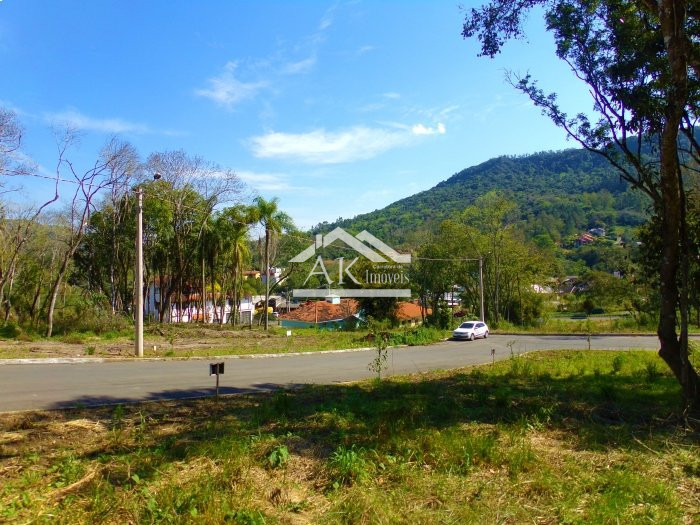 Terreno arborizado a venda em loteamento central de Picada Café, na Serra Gaúcha