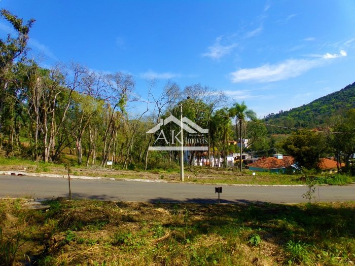 Terreno arborizado a venda em loteamento central de Picada Café, na Serra Gaúcha