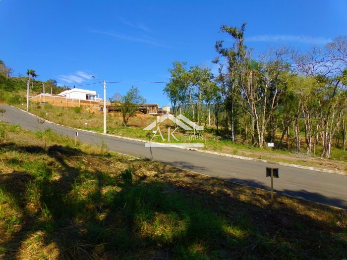 Terreno arborizado a venda em loteamento central de Picada Café, na Serra Gaúcha
