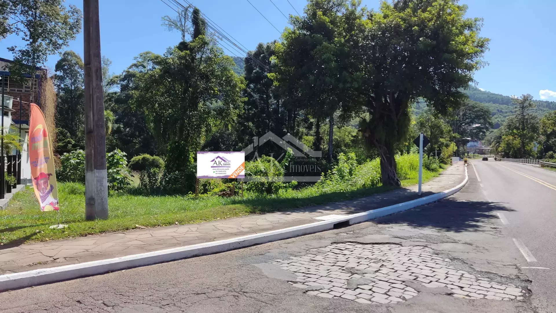 Amplo terreno às margens da BR 116 em Picada Café na Serra Gaúcha