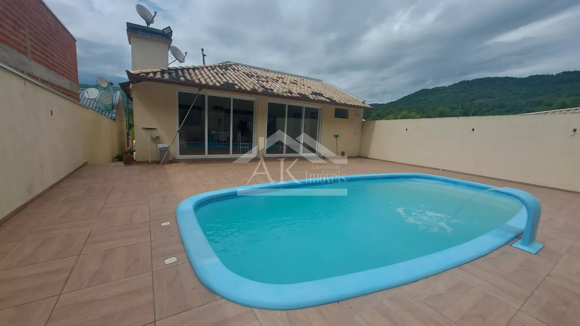 Excelente casa com piscina à venda em Picada Café na Serra Gaúcha