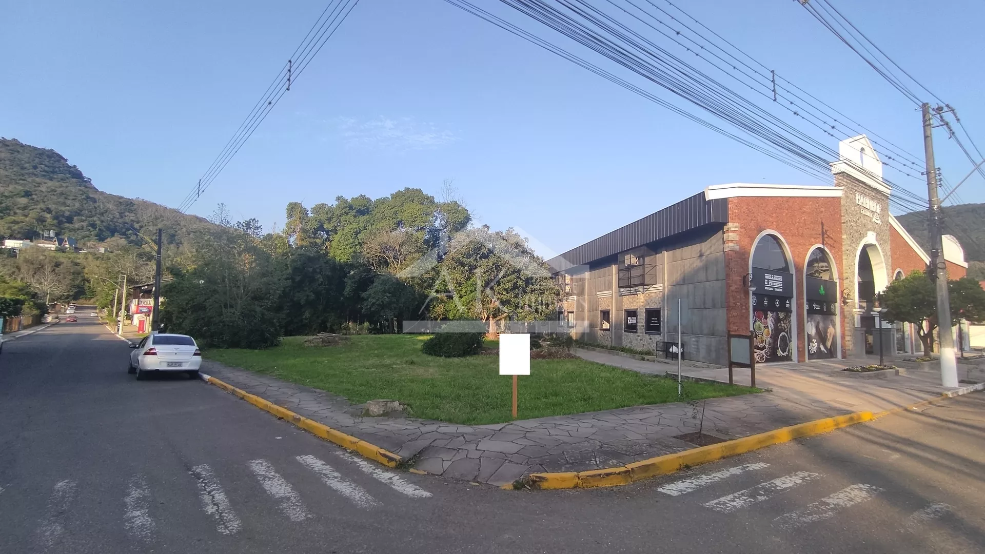 Amplo terreno de esquina à venda no centro de Picada Café, na Serra Gaúcha